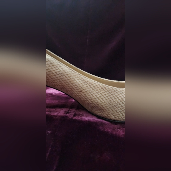 Ferragamo Cream Pumps Size 12 with some small spots (see photo) - Picture 6 of 8